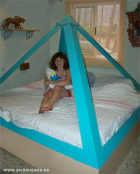 Piramicama con niña en su interior feliz y libre de reumas