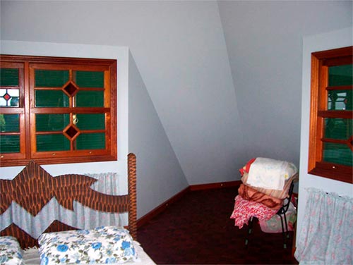 Dormitorio casa piramidal
