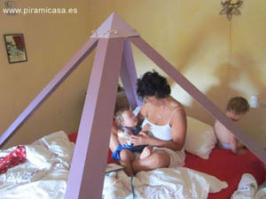 Madre y bebé en el interior de una Piramicama