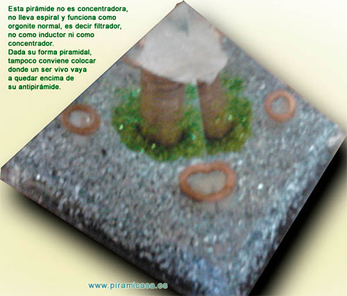 Orgonite pirámide filtrador