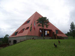 Casa piramidal en Brasil