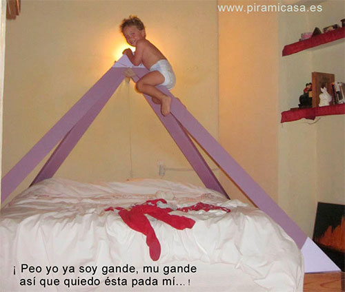 Niño pequeño escalando una Piramicama
