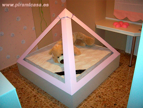 Piramicuna rosa con peluche en su interior