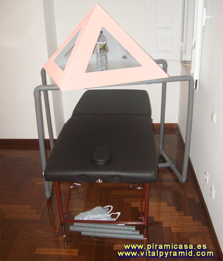 Pirámide Hygia con mesa y camilla
