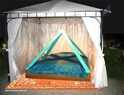 Piramijardín de 4 metros con chicas relajándose